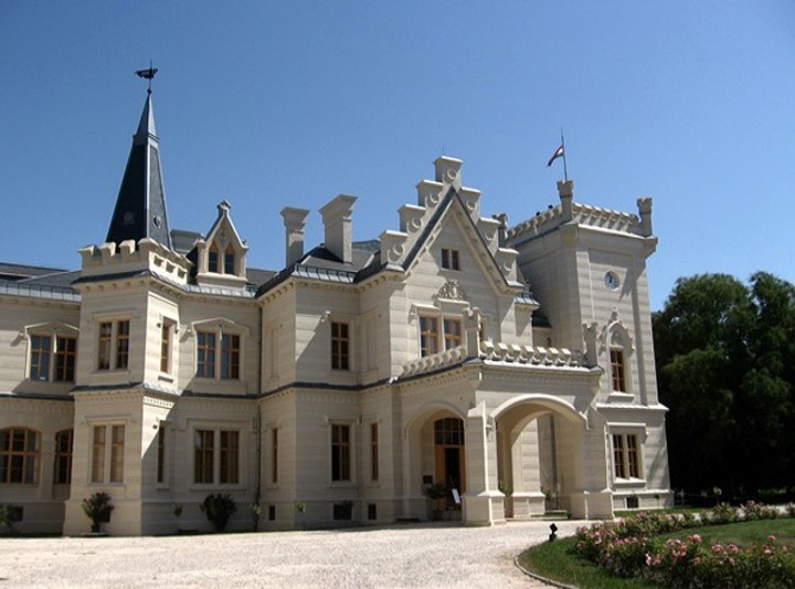 Schloss Nádasdy, Nádasdladány